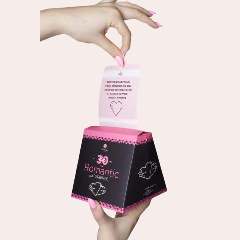 Jeu 30 Jours Romantiques – Défis doux pour couple | Secret Play 30 défis romantiques à découvrir jour après jour pour renforcer la complicité et le plaisir à deux. Jeu de couple inclusif par Secret Play.