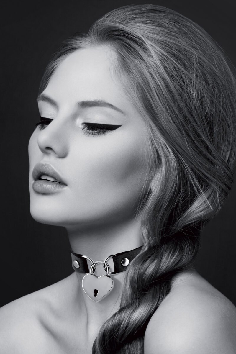 Collier ras de cou BDSM cadenas cœur rouge ou noir
