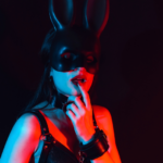 Bondage et domination À genoux dans le salon — Scénario Audacieux #1 | Secret Muse