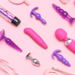 Plugs bijoux et jouets d’initiation À genoux dans le salon — Scénario Audacieux #1 | Secret Muse